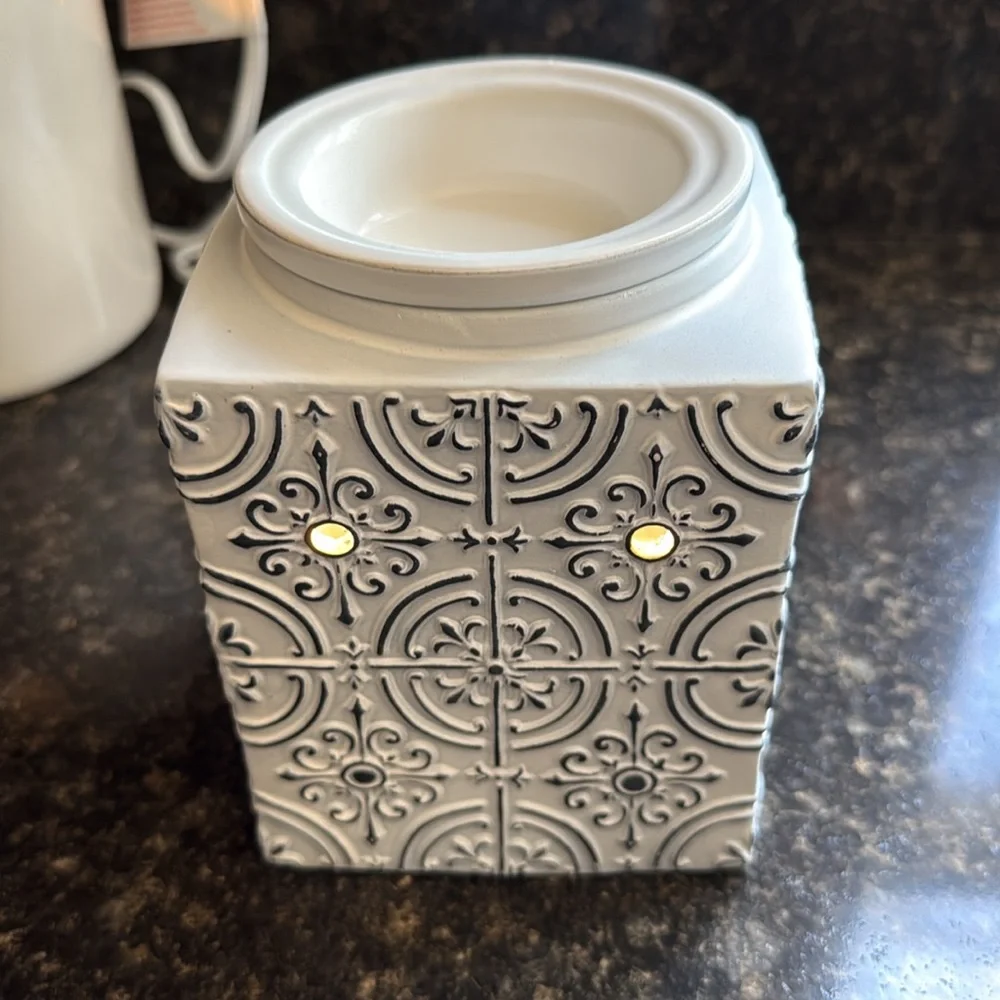 Scentsy Pressed Tin Warmer New
